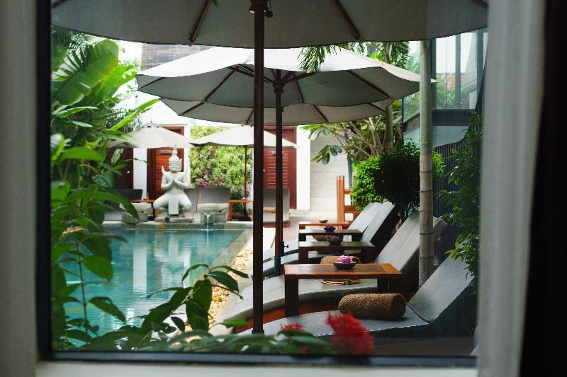 The Thirdfold Residence Siem Reap Eksteriør billede A view of the pool at the hotel