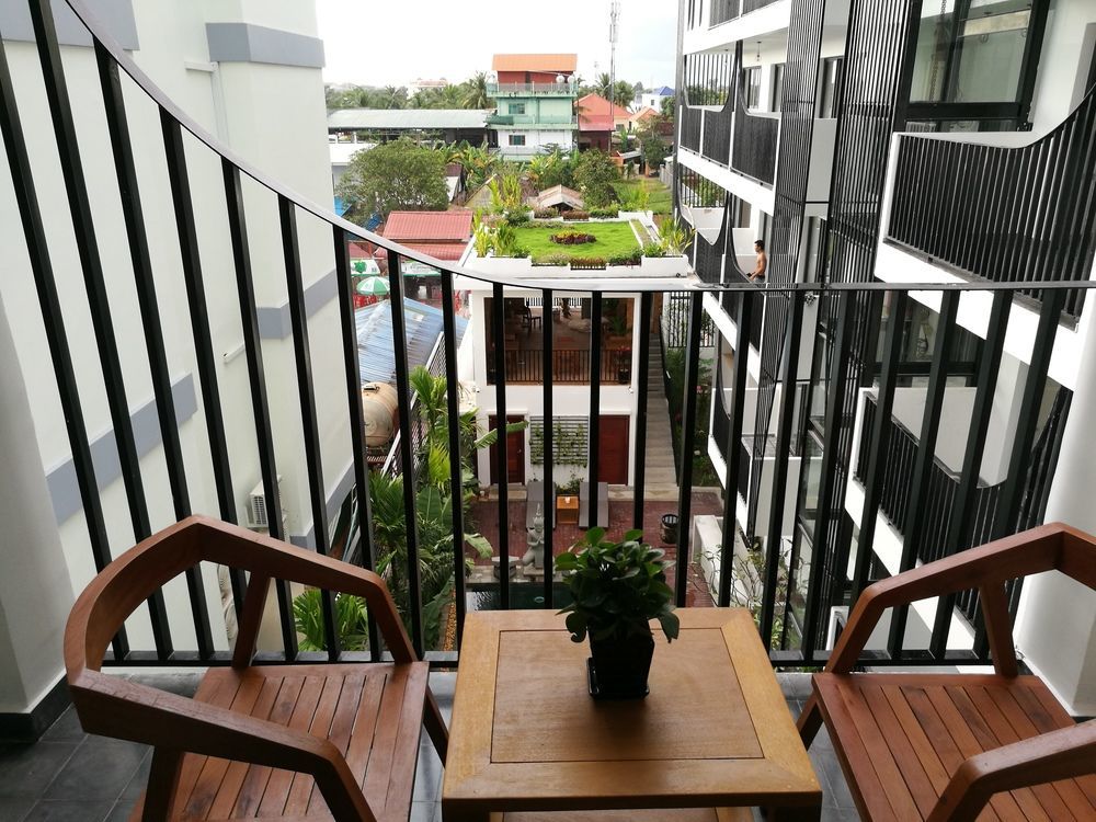 The Thirdfold Residence Siem Reap Eksteriør billede A balcony in a condominium