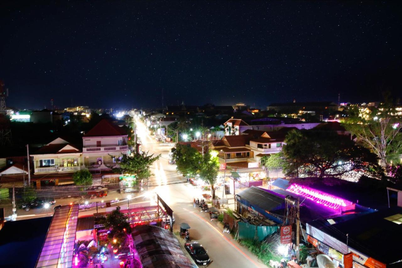 The Thirdfold Residence Siem Reap Eksteriør billede Night view of the city