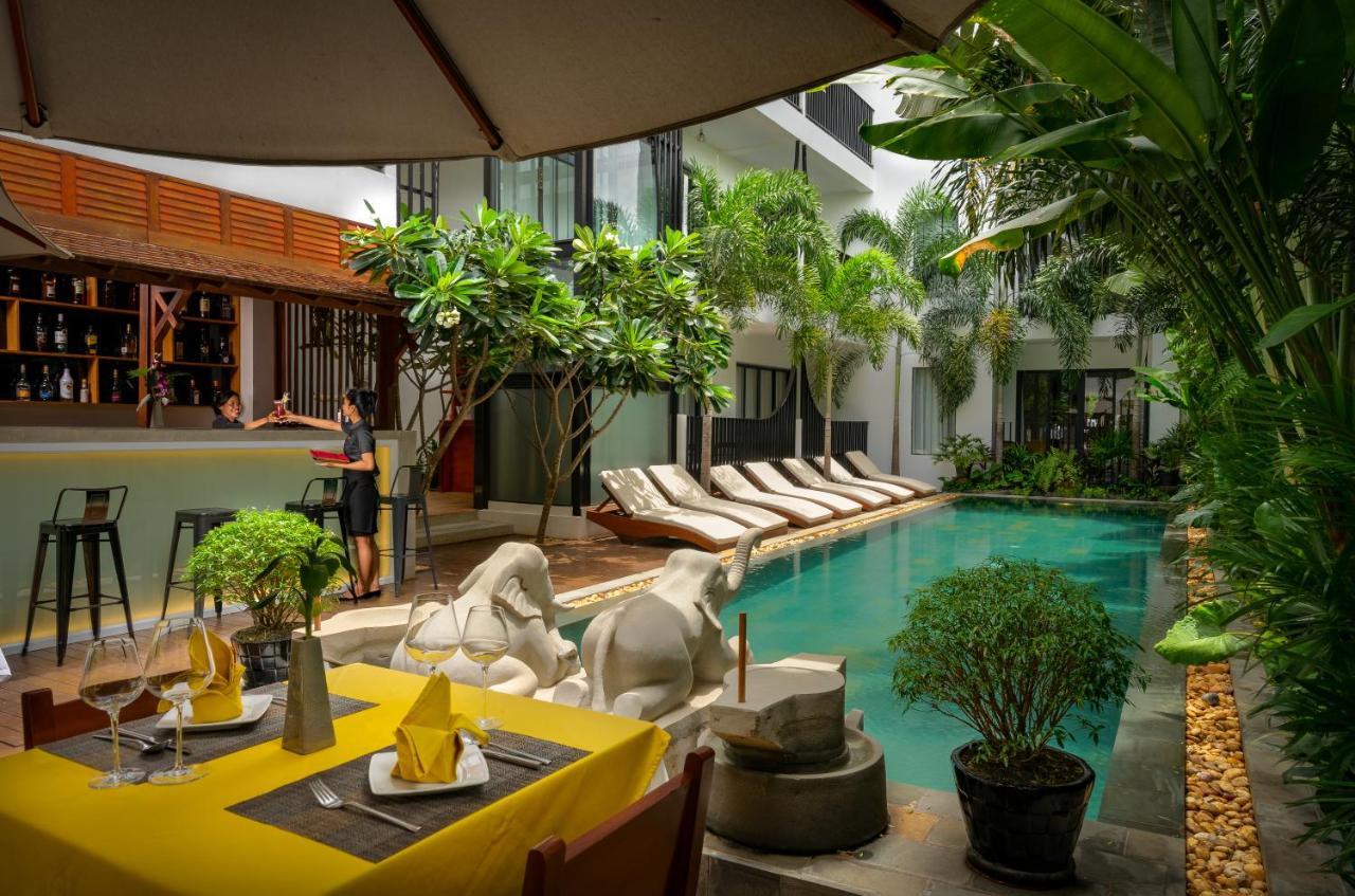 The Thirdfold Residence Siem Reap Eksteriør billede The pool at the hotel