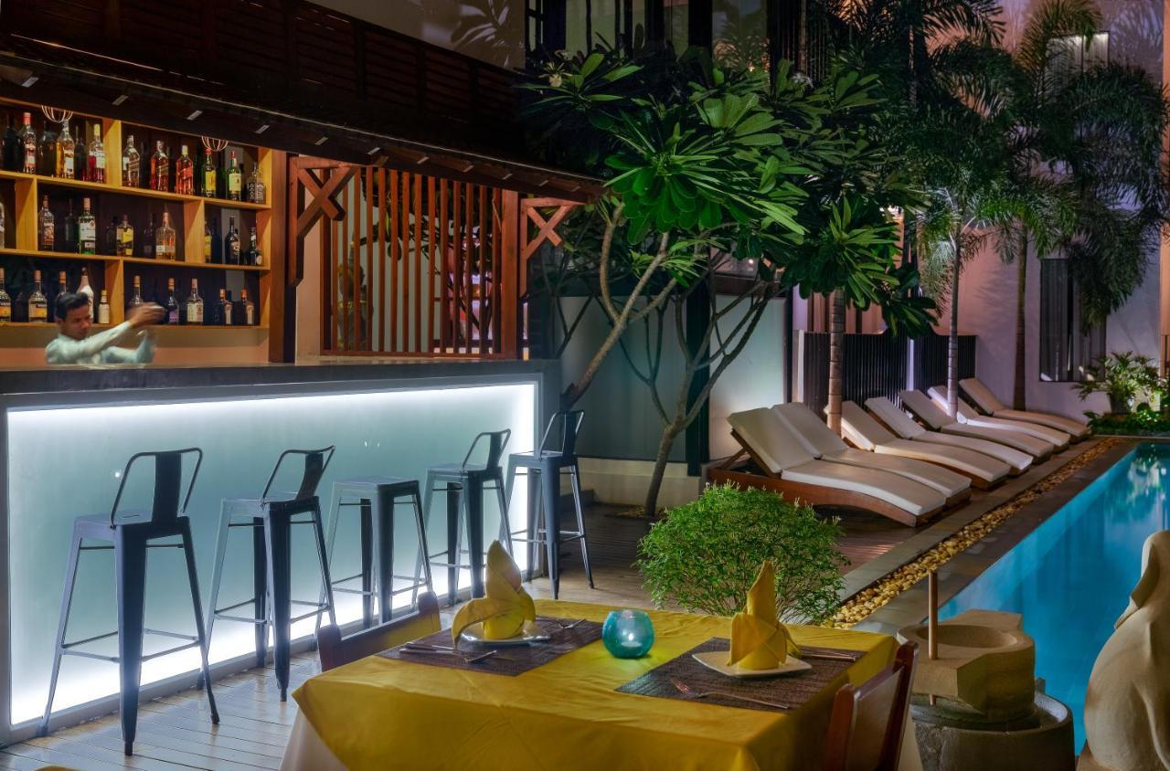 The Thirdfold Residence Siem Reap Eksteriør billede The pool bar at the hotel