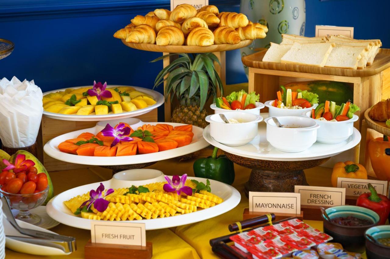 The Thirdfold Residence Siem Reap Eksteriør billede A buffet at a hotel