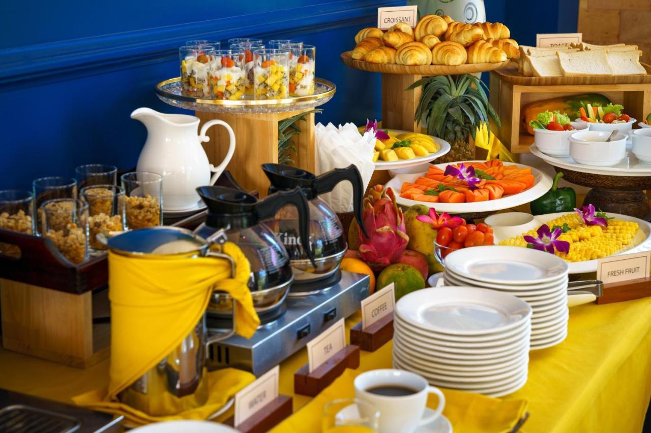 The Thirdfold Residence Siem Reap Eksteriør billede A breakfast buffet